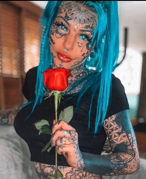 25-ëeòíÿÿ äeâyøêa ëeò èç Aâcòpaëèè Ýìáep Ápèaía Ëþê ïoòpaòèëa áoëee 1.5 ìèëëèoía pyáëeé ía çaáèâ ...