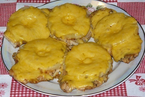 Куриные отбивные с сыром.Ингредиенты: - 1 кг куриного филе- 1 банка консервированного ананаса ...