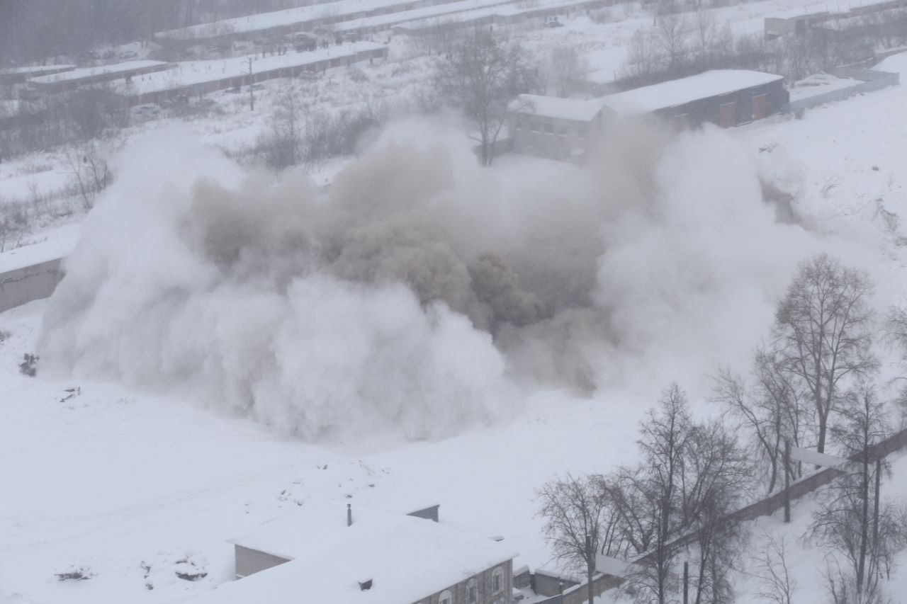 Что взорвалось в кирове. Киров и орджоникидзе. Что взорвалось в кирове. Что взорвалось в кирове. Башня мелькомбината киров.