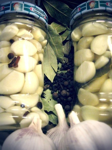 Маринованный чеснок.Для маринованного чеснока потребуется:0,5 кг. очищенного чеснокапо 20 горошин ...