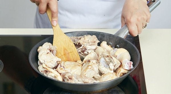 Чахохбили .Ингредиенты:Курица весом 1,5-2 кг — 1 шт.Спелые помидоры — 4-6 шт.Лук репчатый — 4-5 ... - 2