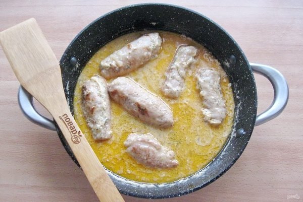 Мясные рулетики в сметанном соусе.Ингредиенты:Свиная корейка без кости — 600 гЛук репчатый — 3 Штуки ... - 8