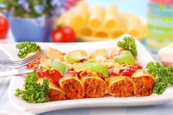 Каннеллони с мясом.Ингредиенты:Мясной фарш — 1 кгКаннеллони — 400 гЛук-шалот — 200 гПаста томатная — ...