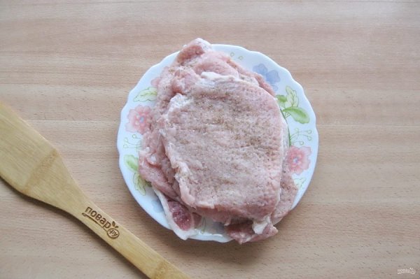 Мясные рулетики в сметанном соусе.Ингредиенты:Свиная корейка без кости — 600 гЛук репчатый — 3 Штуки ... - 2