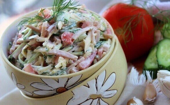 Готовим очень простой в приготовлении салат,но зато какой вкусный.Салат из ветчины, помидоров, ...