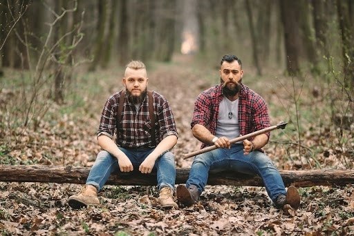 Шел охотник по лесу и увидел дровосека, который долго и упорно пилил сваленное дерево. С лица его ...
