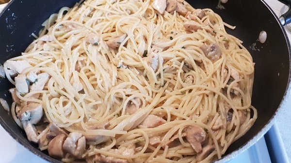 Спагетти с курицей и грибами в сливочном соусе.Ингредиенты:Куриная грудка — 300 гШампиньоны — 200 ... - 5