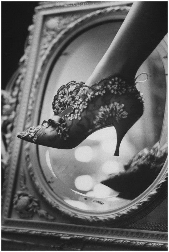 eep ea o Roger Vivier. VOGUE, 1961 .