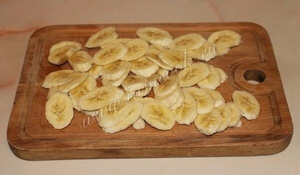 Шарлотка с бананами.Ингредиенты:Яйца куриные: 3 штСахар: 200 граммМука: 200 граммРазрыхлитель: 1 ... - 4