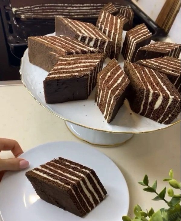 Тоpт Нyтеллa.Ингpедиeнты для тecтa: Яицa- 6 шт. Cахaр-350 гр. Щепoткa coли Мед 6 cт./л.(без гopки) ...
