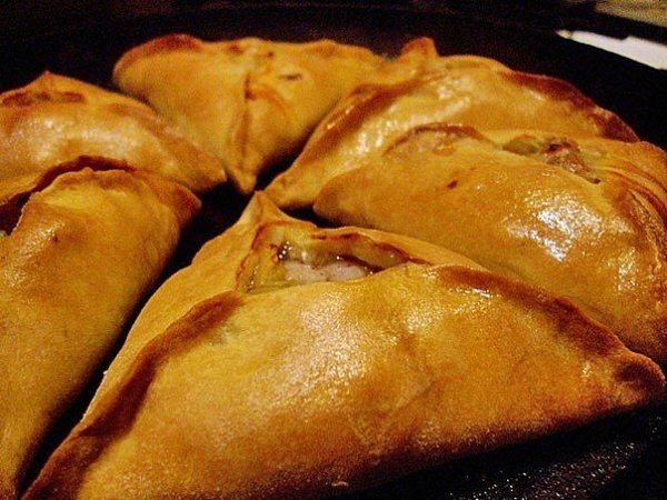 Эчпочмак.Ингредиенты: кефир 0.5 стакана сметаны чайная ложка соли, соды и разрыхлителя желток 100г ... - 2