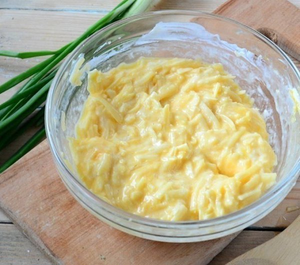 Куриный рулет с сыром.Ингредиенты:Сыр твердый — 200 гЯйца — 3 шт.Куриная грудка — 1 шт.Лук репчатый ... - 3