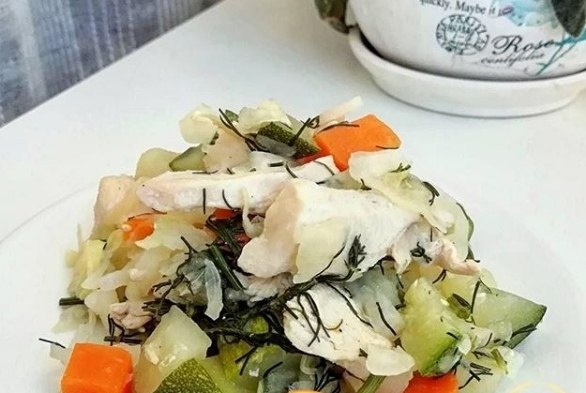ОВОЩНОЕ РАГУ.Ингредиенты:- куриное филе одной грудки- картофель крупный 3шт- морковь 1шт- кабачок ...