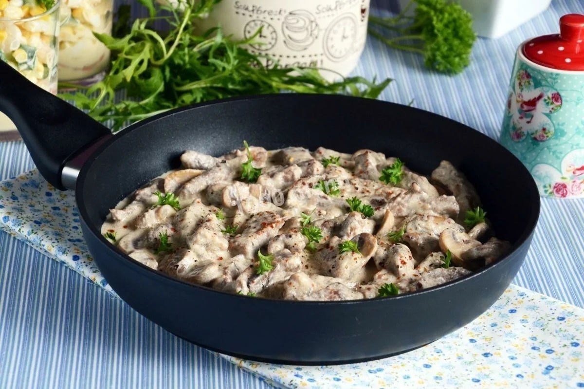Бефстроганов.Одно из самых вкусных мясных блюд Ингредиенты:Говядина (вырезка или длиннейшая мышца ...