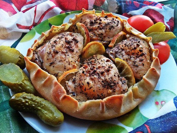 Курица, запечённая в съедобной тарелке. Ингредиенты: Куриные бёдрышки — 4 шт. (770 г) Лимон — 0,25 ... - 3
