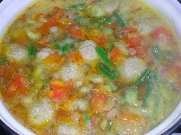 Суп с фрикадельками и кус-кусом.Ингредиенты:Картофель — 2 шт.Сельдерей (черешки) — 2 шт.Фасоль ... - 6