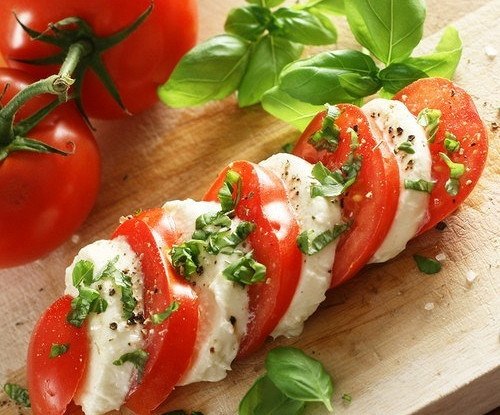 Моцарелла «Капрезе».Обожаю это блюдо, насколько оно легкое, вкусное и готовится 5 минут!1. 1 шарик ... - 3