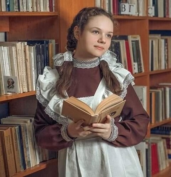 Как хочется назад, в двадцатый век... А может, просто в юность возвратиться. Листать потертых ...