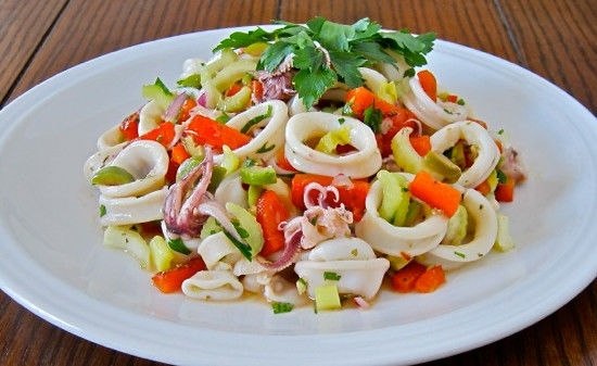 Для любителей морепродуктов салат с кальмаром. кальмар - 3 тушки помидор - 2 небольших сыр - 100 гр ... - 2