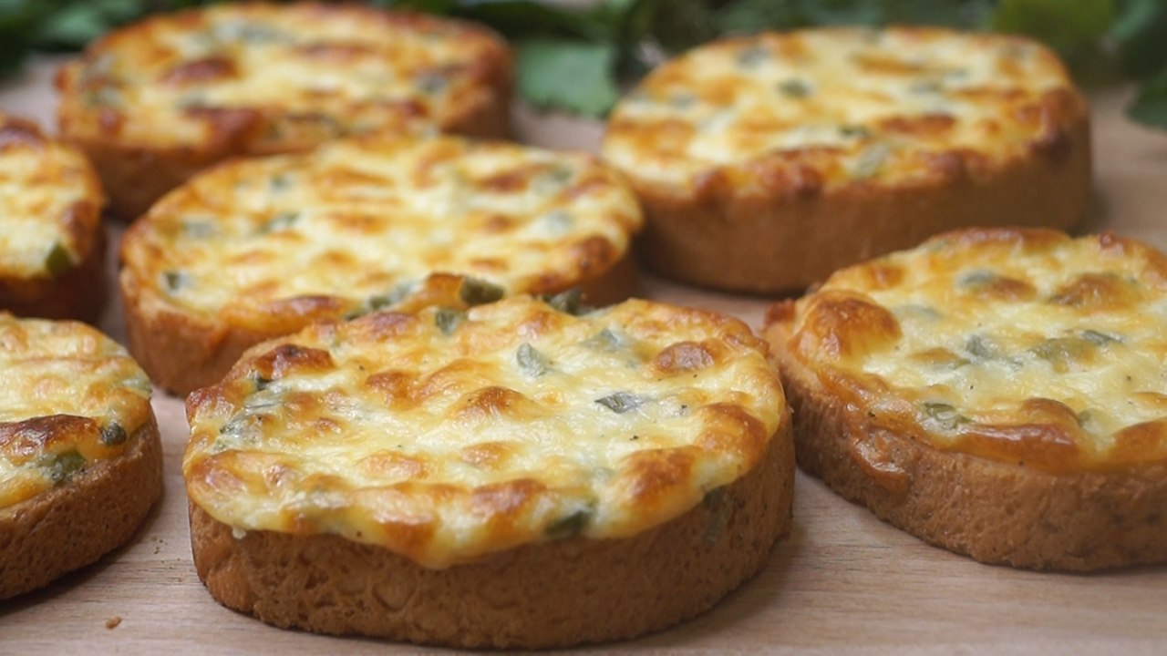 Вкусные гренки с сыром на завтрак.ИНГРЕДИЕНТЫ: Батон вчерашний Сыр твердый - 50 гр яйцо - 3 шт ...