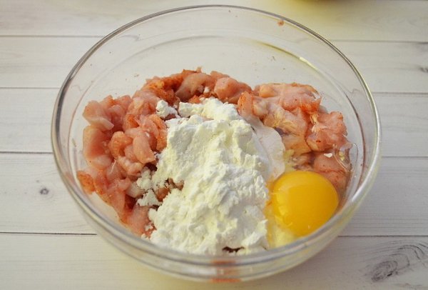 Куриные рубленые котлеты с кукурузой.Ингредиенты:Грудка куриная — 500 гКрахмал кукурузный — 2 ст. ... - 4