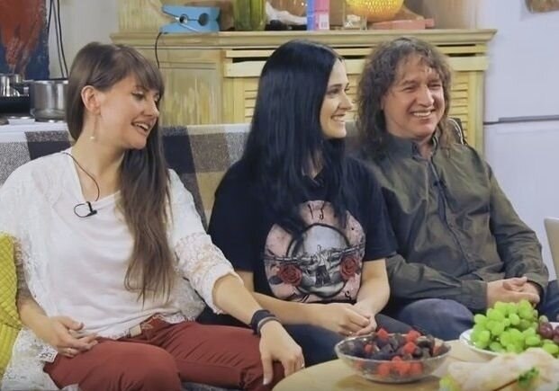 Ранетки спустя годы. Рыжую конечно жизнь сильно помотала...