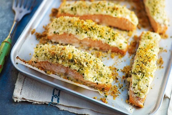 Непревзойдённый лосось, запеченный с сыром.Продукты:Филе лосося - 1 кгРепчатый лук - 1 шт.Соль, ... - 2