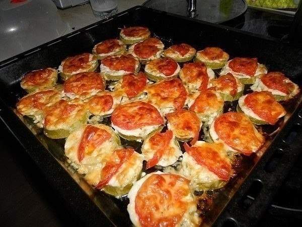 Кабачки под сыром. Быстро и вкусно. Ингредиенты: - кабачки - помидоры - сыр - чеснок - майонез ...