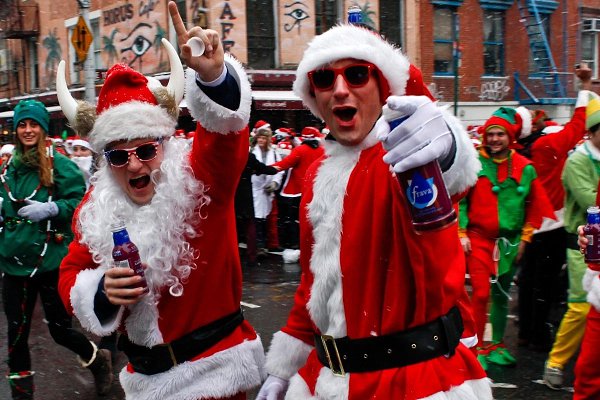 В Нью-Йорке в 30 барах проходит ежегодный фестиваль Santacon, где Санта-Клаусы, эльфы и прочие ...