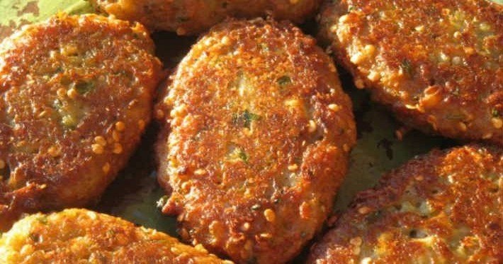 Гречнево-куриные котлеты .100грамм - 132.14 ккалБ/Ж/У - 12.12/5.93/7.77Ингредиенты: Куриный фарш 400 ...