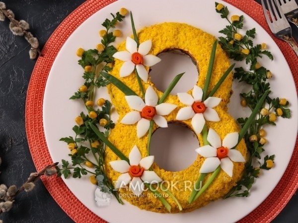 Салат «8 марта» с куриным филе.Вкусный салат с праздничным оформлением на Международный женский день ...