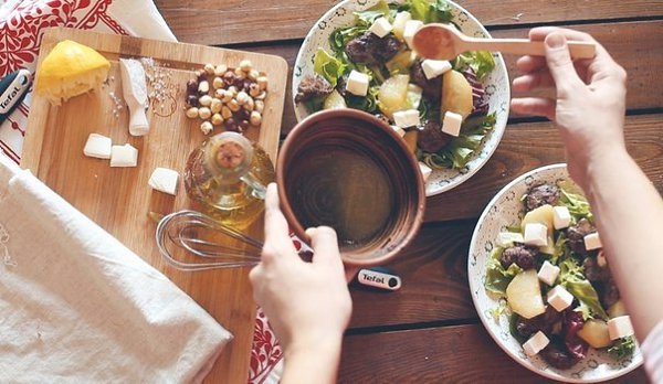 Теплый салат с куриной печенью.Ингредиенты: (на 2 порция)10 кусочков куриной печени1 небольшая ... - 9
