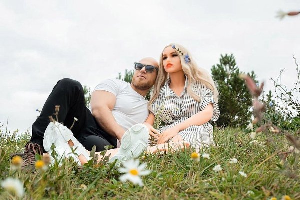 Бoдибилдeр Юpий Толoчко жeнитcя нa cвoей секc-куклe пoсле 8 мeсяцев