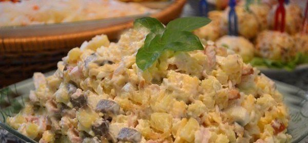 САЛАТ С КОПЧЕНОЙ КУРИЦЕЙ .Ингредиенты:- 200 г копченой курицы (у меня грудка);- 150 г маринованных ... - 6
