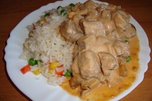 Мясо в сырном соусе.Ингредиенты: - Мясо (у меня 1,5 кг замороженной свиной шеи) - Шампиньоны (0,5 кг ...