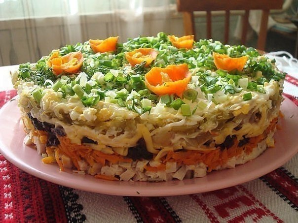 Слоёный салат с черносливом