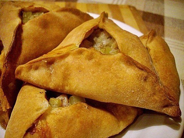 Эчпочмак.Ингредиенты: кефир 0.5 стакана сметаны чайная ложка соли, соды и разрыхлителя желток 100г ...