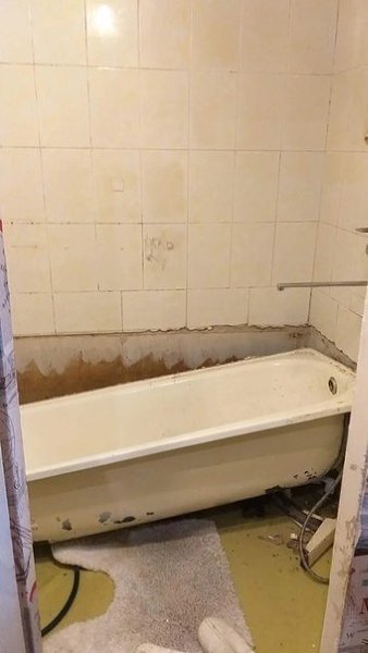 Кто там говорил, что девушки слабый пол) Вот Вам мастерица, девушка сама сделала ремонт в ванной