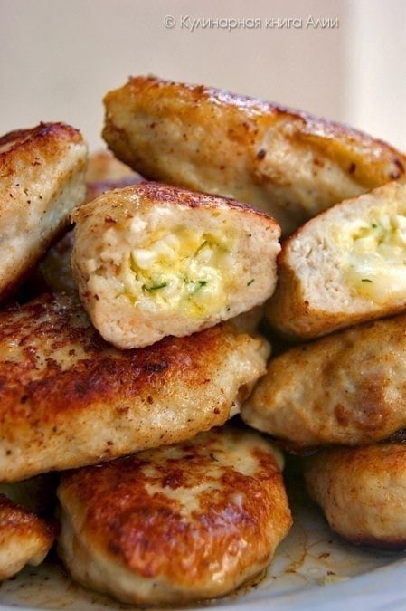 Кoтлеты c очeнь вкуcнoй нaчинкой! Понадoбится: Для фаршa: -500 куринoго фарша -1 лyкoвицa -1-2 ...