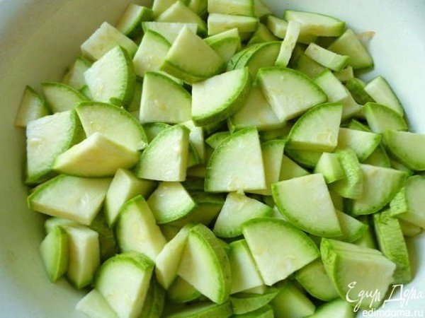 ЛЕТНЕЕ РАГУ С КУРИЦЕЙ.Простое и очень вкусное блюдо-летнее рагу с кабачками.Ингредиенты:1.Бедрышки ... - 7