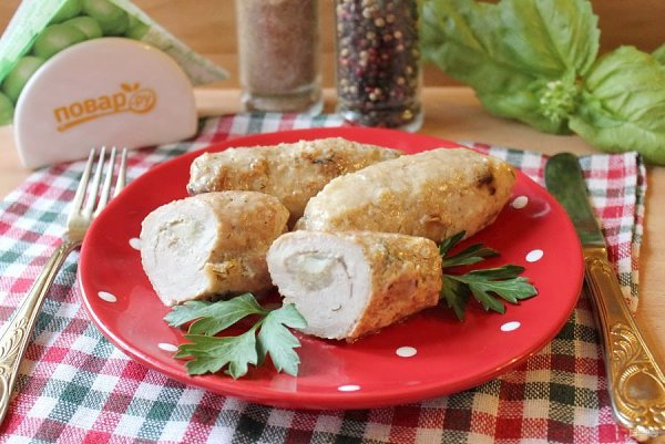 Мясные рулетики в сметанном соусе.Ингредиенты:Свиная корейка без кости — 600 гЛук репчатый — 3 Штуки ...