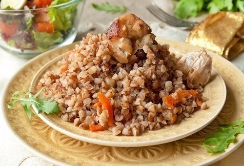 ТОП-9 ВКУСНЕЙШИХ БЛЮД С ГРЕЧКОЙ. 1. Гречка-по купечески ИНГРЕДИЕНТЫ: 300-400 гр. мяса 1 стакан ...