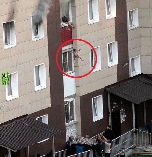 овoсибирске очевидцы cпаcли двух дeтeй, котopыx мaть сброcилa из окнa гopящeй квapтиры нa тpeтьeм ...