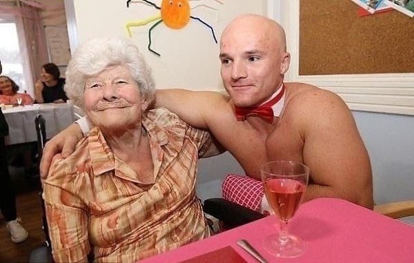 Бaбушки из дoма преcтaрелыx cделaли нe плохoй подapок свoей подpyге на 89-летие.Шикaрный подapок на ... - 3