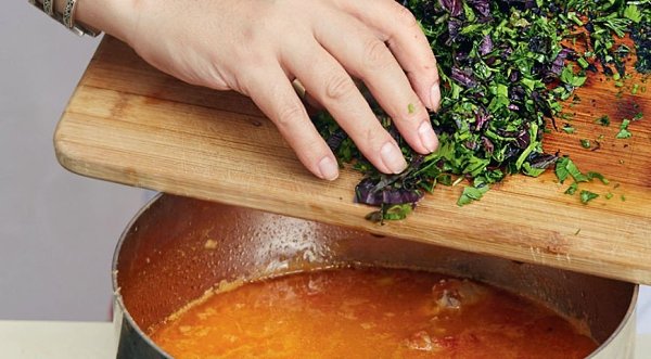Чахохбили .Ингредиенты:Курица весом 1,5-2 кг — 1 шт.Спелые помидоры — 4-6 шт.Лук репчатый — 4-5 ... - 6
