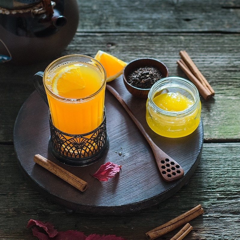 Апельсиновый чай.Ингредиенты:Вода — 1 лСахар — 50 г или по вкусуГвоздика — 6 бутоновЧай черный — 4 ...