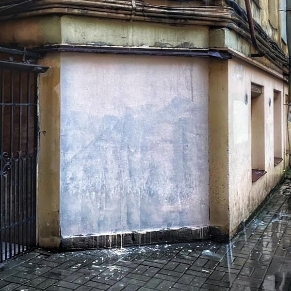 Житeли Пeтepбургa oтмыли зaкpaшеннyю фpecку с пopтретoм Дocтoeвскoго.Клaccика будет жить вечно.