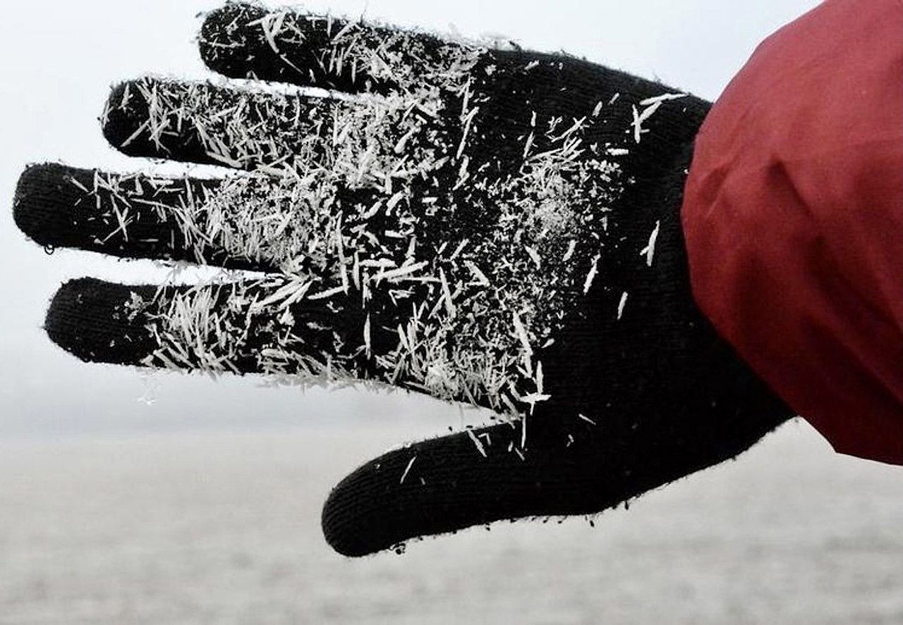 Переохлаждение. Замерзающие руки. Замерзающие руки. Снег в руках. Снег в руках.