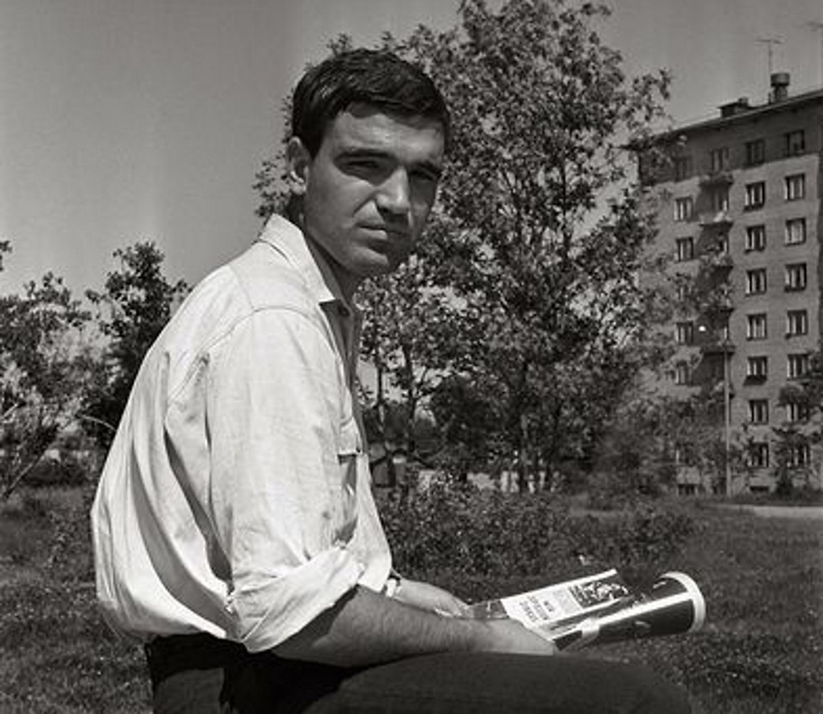 Геннадий Шпаликов — советский поэт, кинорежиссер и сценарист. 84 года со дня рождения. Жизнь поэта ...