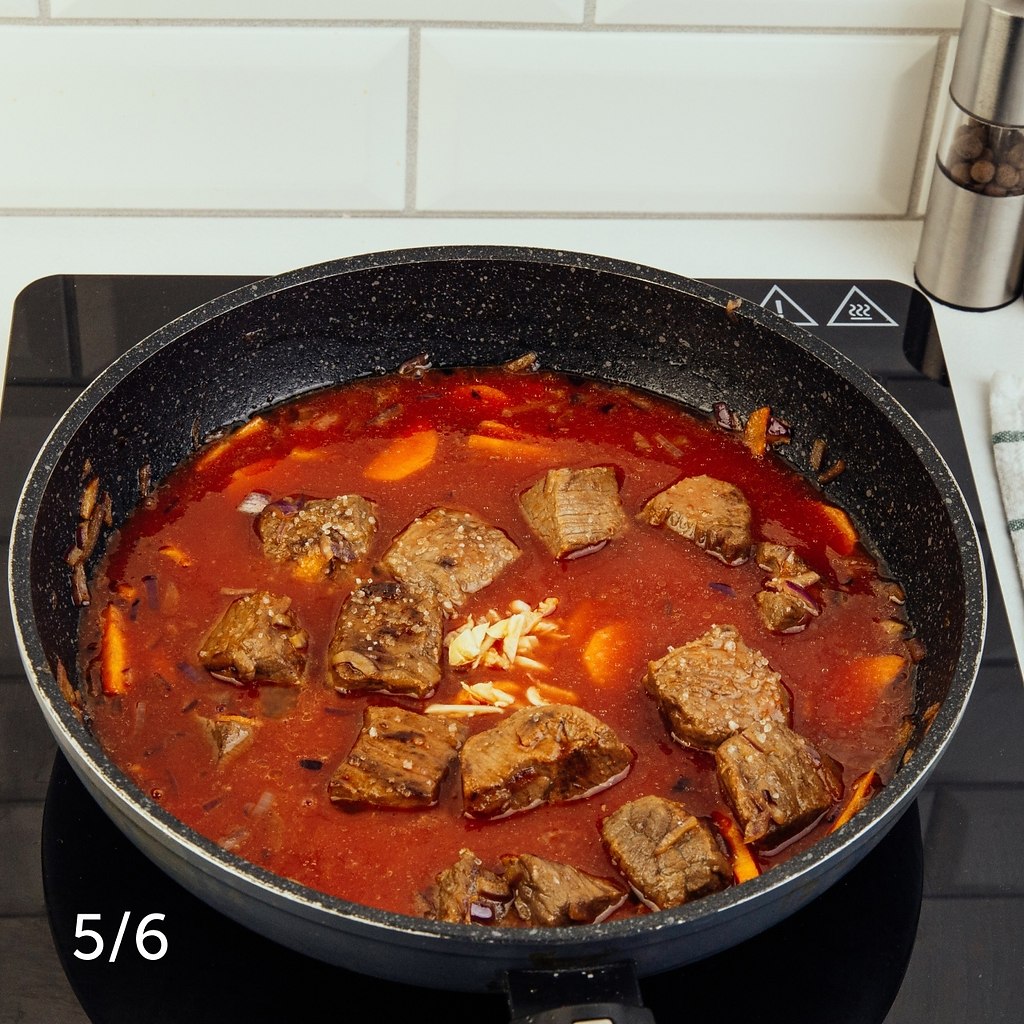 Говядина на сковороде.Приготовление:1. Очистите лук и чеснок от шелухи, морковь очистите от кожуры. ... - 6